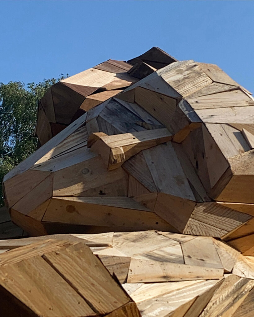 Les étreintes sculpture bois monumentale Ville de Châteaubourg Ille-et-Vilaine Art