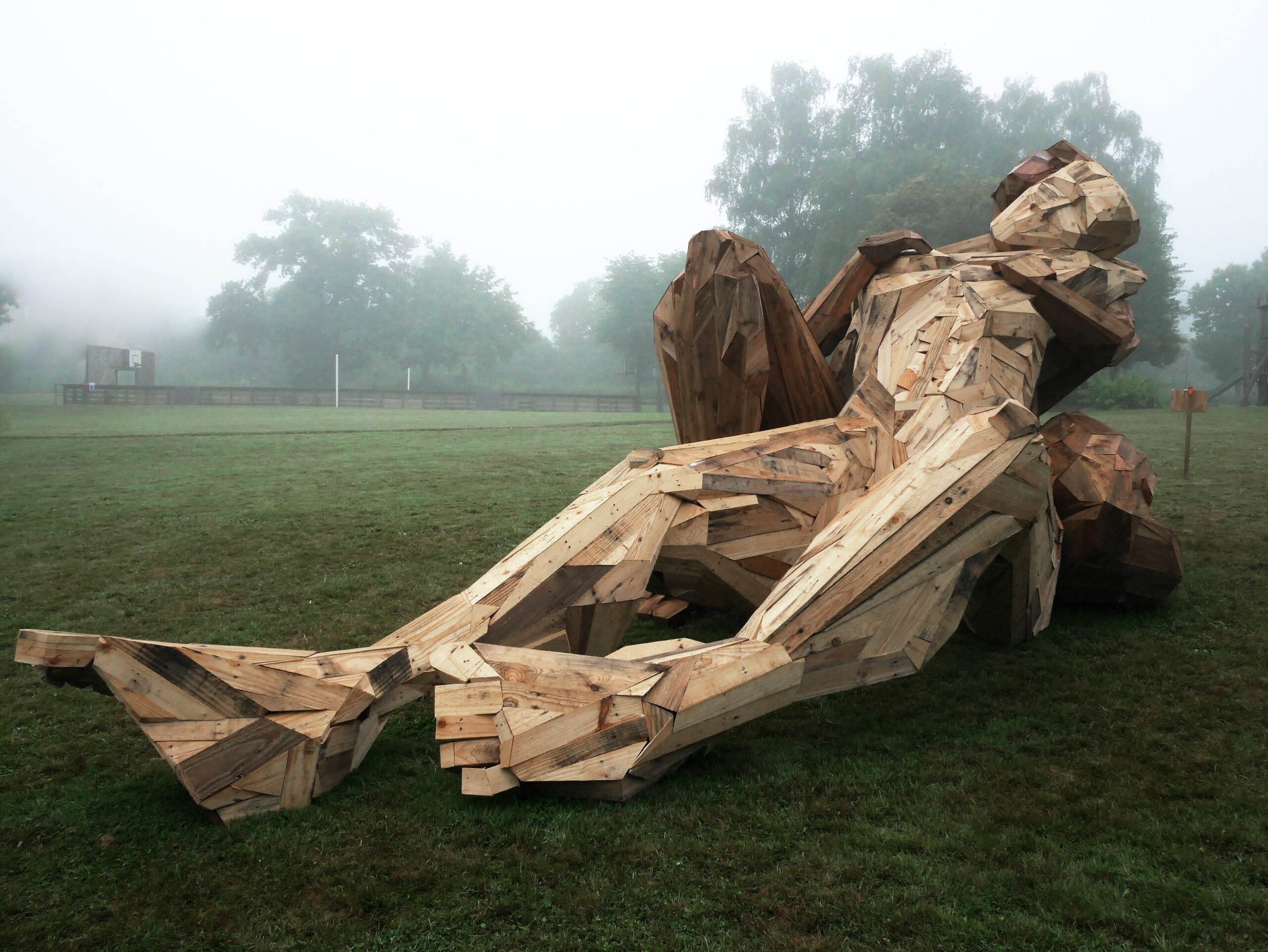 Les Etreintes sculpture bois monumental Châteaubourg Ille-et-Vilaine