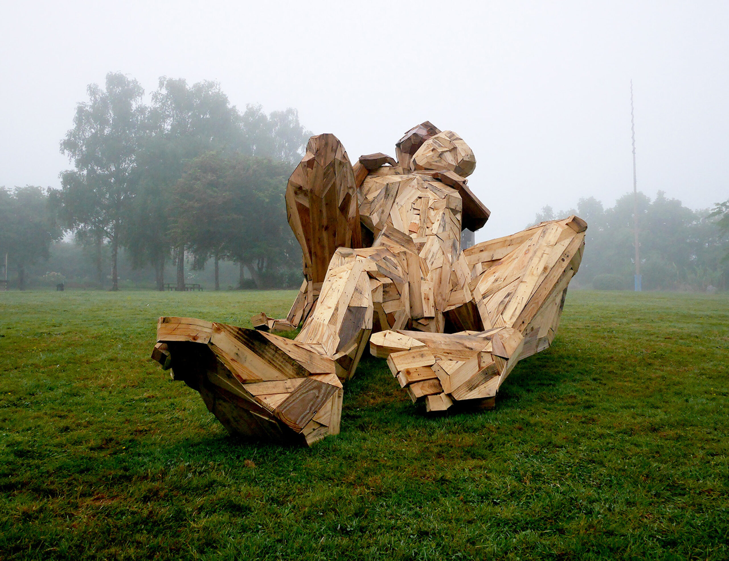 Les étreintes sculpture bois monumentale Ville de Châteaubourg Ille-et-Vilaine Art