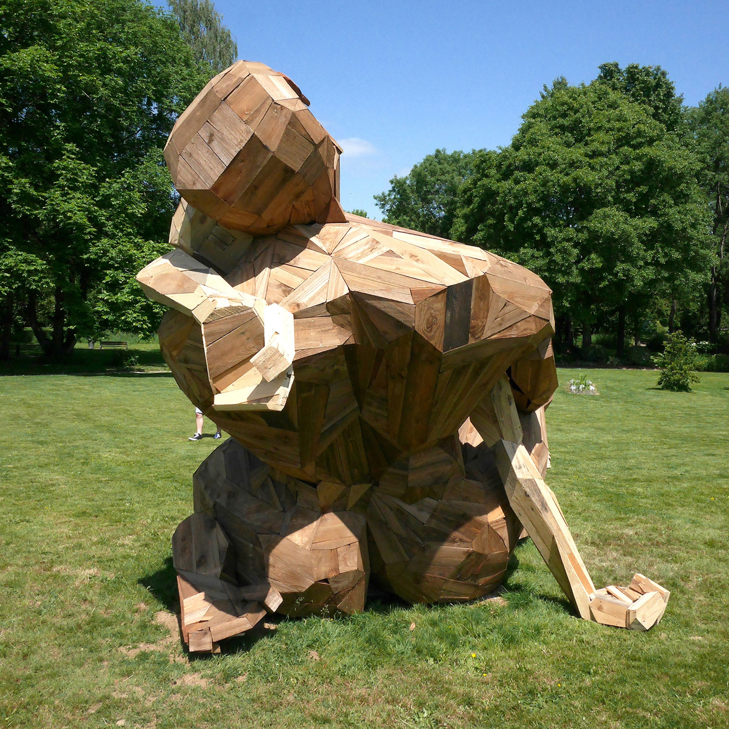 Les étreintes sculpture bois monumentale Ville de Châteaubourg Ille-et-Vilaine Art