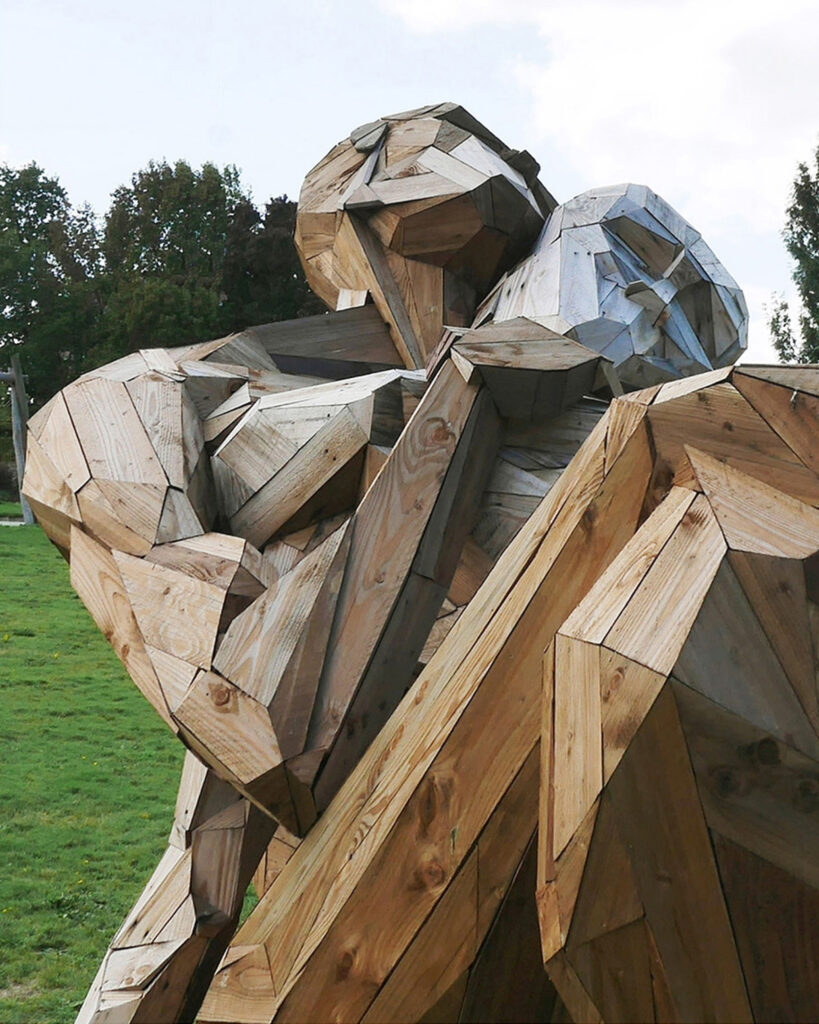 Les étreintes sculpture bois monumentale Ville de Châteaubourg Ille-et-Vilaine Art