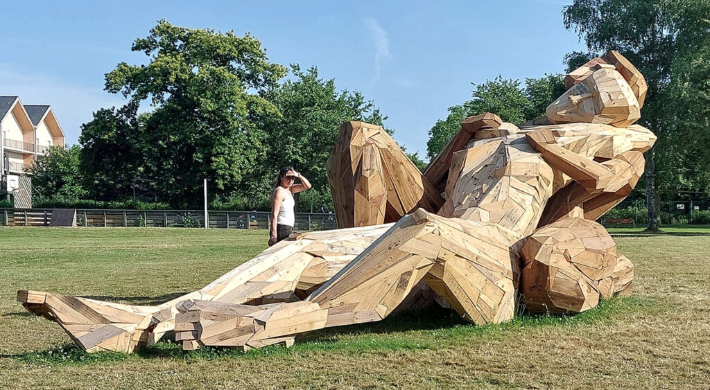 Les étreintes sculpture bois monumentale Ville de Châteaubourg Ille-et-Vilaine Art