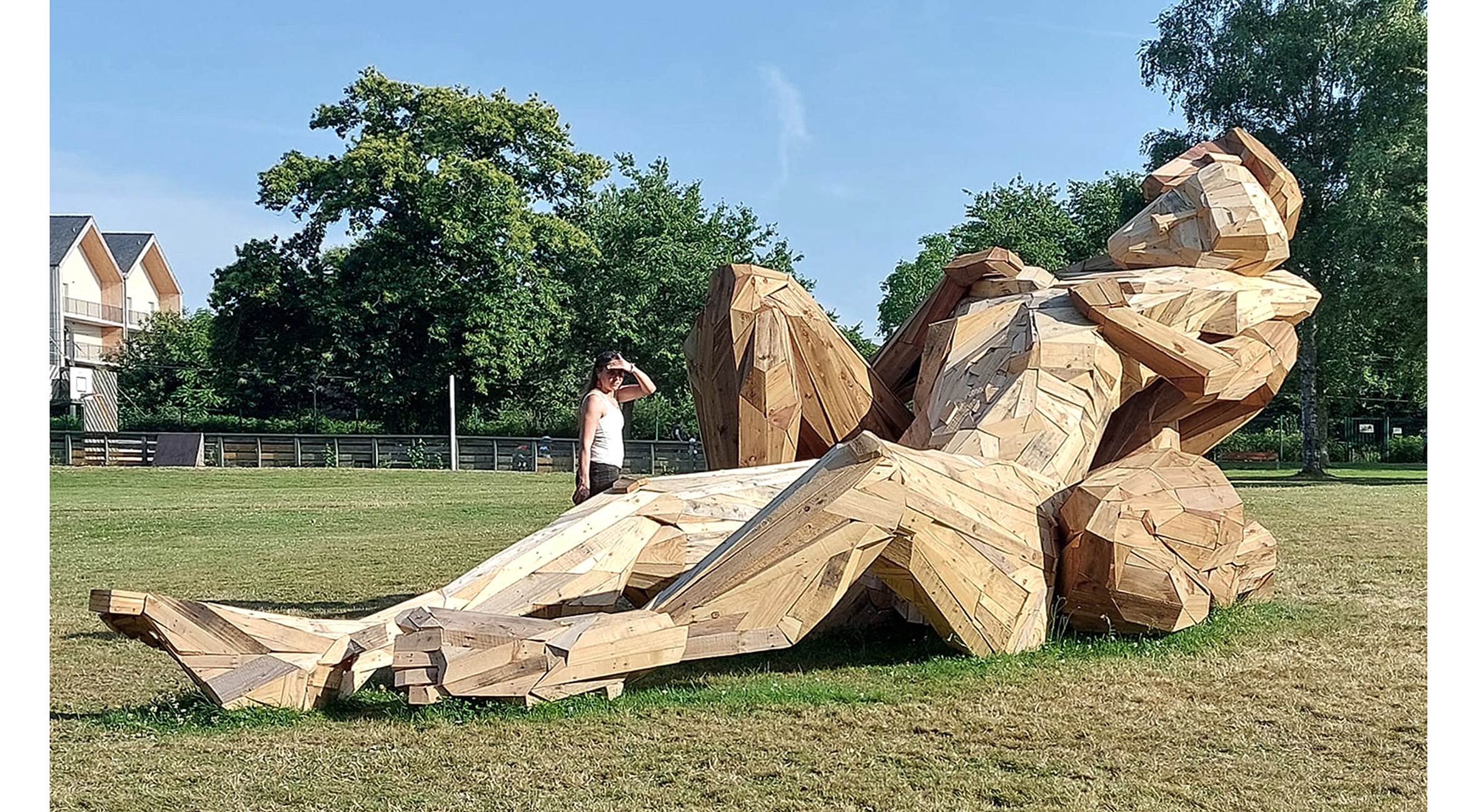 Les étreintes sculpture bois monumentale Ville de Châteaubourg Ille-et-Vilaine Art